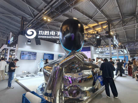直击WAIC|均胜电子展台巨型机器人头部吸睛，灵巧手	、机器人头部总成等集中亮相