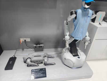 直击WAIC|均胜电子展台巨型机器人头部吸睛	，灵巧手、机器人头部总成等集中亮相